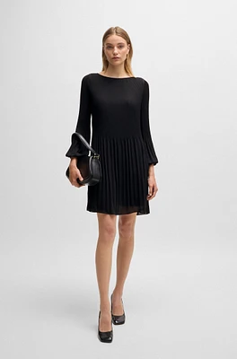 Regular-fit dress with plissé pleats and crew neckline