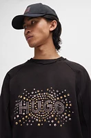 Sudadera en felpa de rizo algodón con logo diseño tachuelas