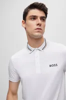 Polo con logo en contraste y cuello a rayas