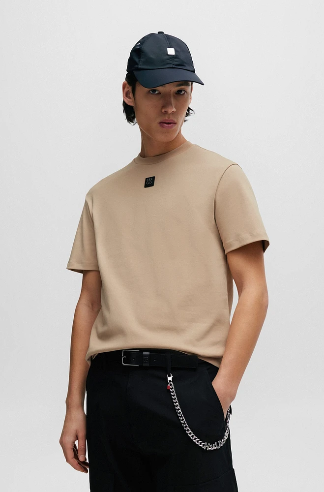 Camiseta regular fit en algodón interlock con logo apilado
