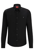 Camisa slim fit de algodón elástico con logo apilado