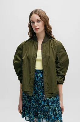 Water-repellent jacket a relaxed fit