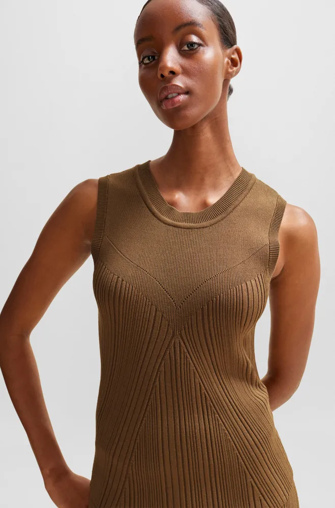 Sleeveless knitted top with ribbed structure