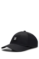 Gorra impermeable con logo metalizado de temporada