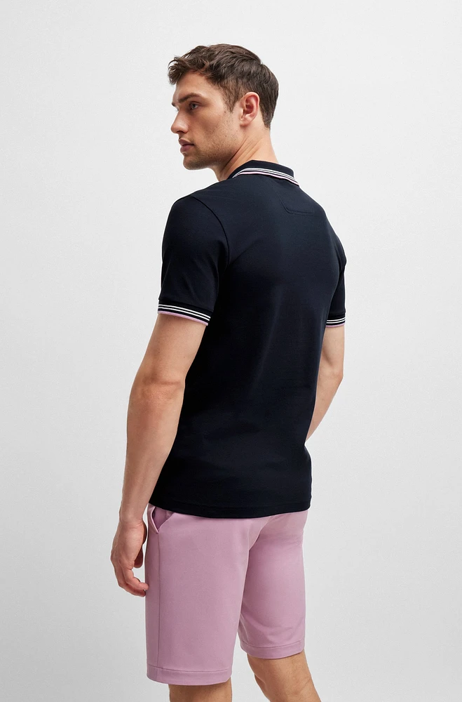 Polo slim fit de algodón elástico con detalles la marca