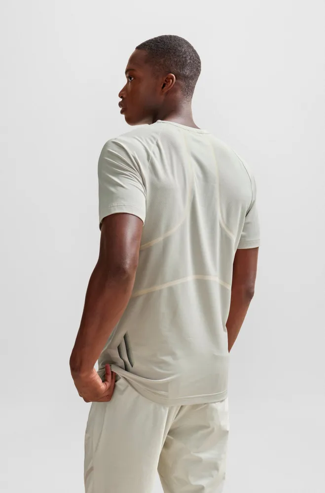 Camiseta slim fit superelástica con ilustración reflectante decorativa