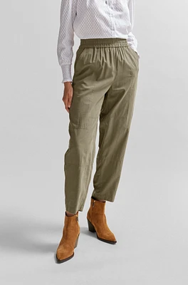 Regular-fit trousers with a tapered leg