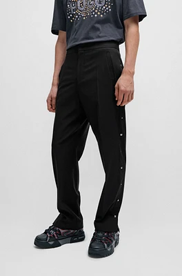 Pantalones slim fit con tachuelas en las costuras laterales