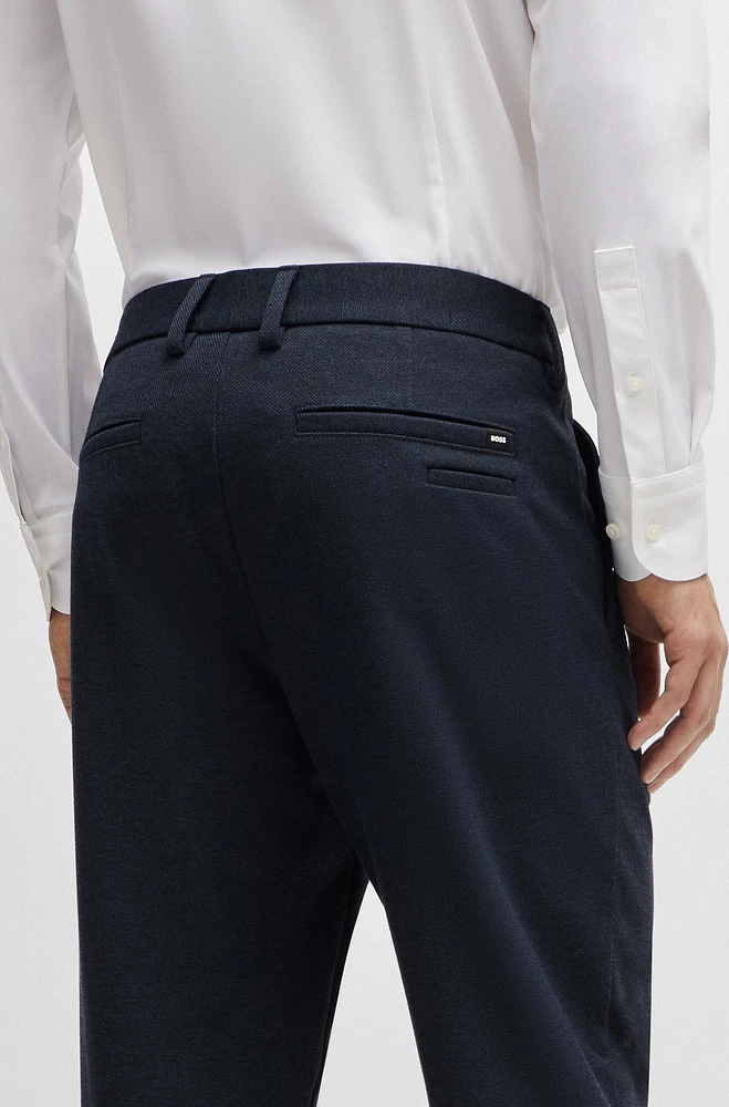 Pantalones slim fit de material técnico elástico estructurado