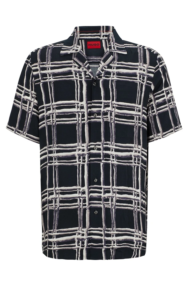 Camisa relaxed fit en lona con estampado abstracto