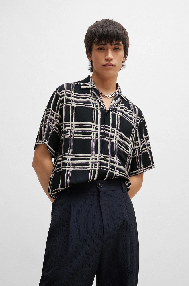 Camisa relaxed fit en lona con estampado abstracto