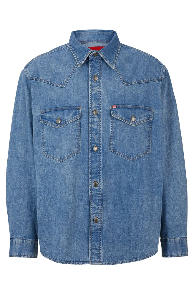 Camisa oversize fit en denim con bolsillos solapa el pecho