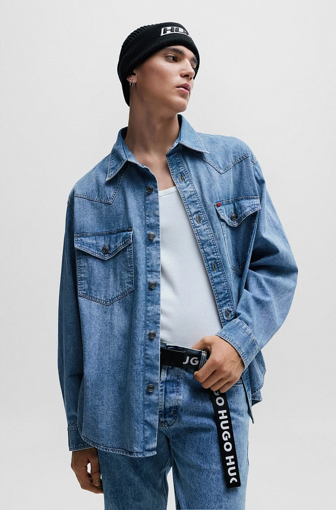 Camisa oversize fit en denim con bolsillos solapa el pecho