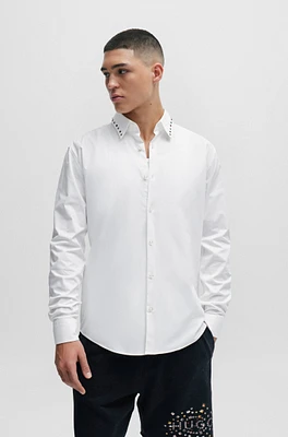 Camisa extra slim fit de algodón elástico con tachuelas en el cuello