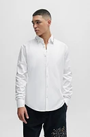 Camisa extra slim fit de algodón elástico con tachuelas en el cuello