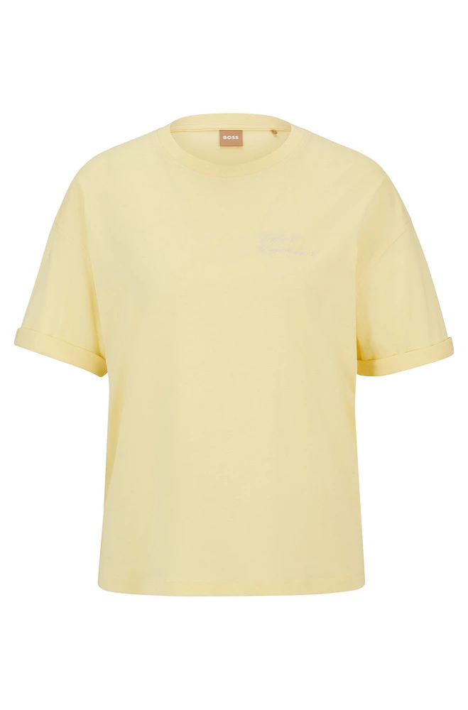 Camiseta regular fit de punto algodón con estampado en el pecho