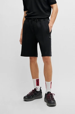 Shorts relaxed fit en algodón elástico con logo apilado