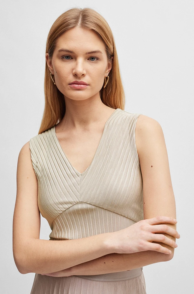 Sleeveless jersey top with V neckline and plissé pleats