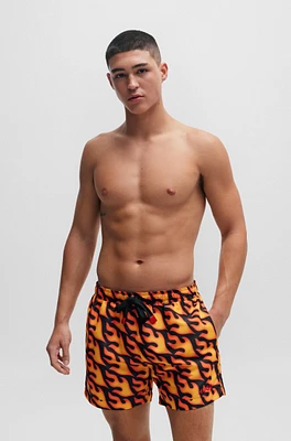 Bañador tipo shorts con logo y estampado de llamas