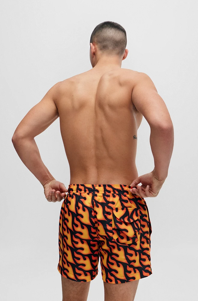 Bañador tipo shorts con logo y estampado de llamas