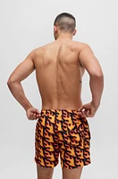 Bañador tipo shorts con logo y estampado de llamas