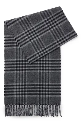 Woven scarf in soft wool with all-over pattern