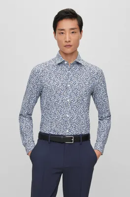 Camisa slim fit de tejido estampado con cuello Kent