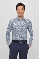 Camisa slim fit de tejido estampado con cuello Kent