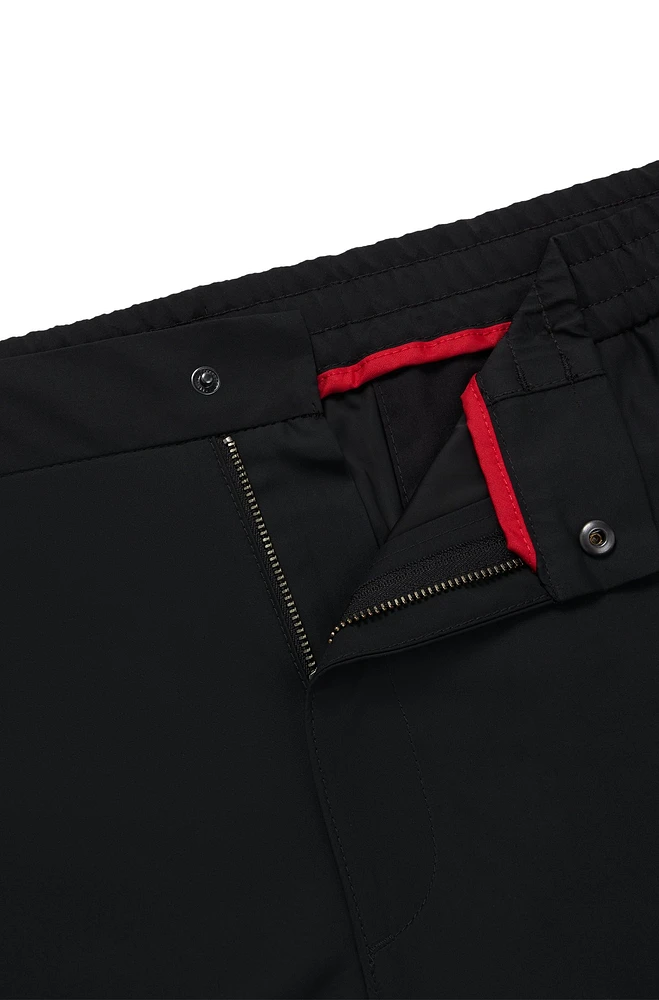 Pantalones regular fit de material repelente al agua