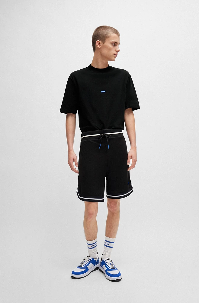 Shorts de malla con cinta y logo en contraste