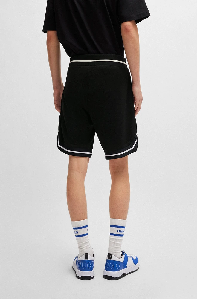Shorts de malla con cinta y logo en contraste