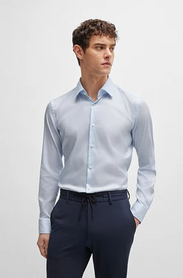 Camisa slim fit en un material técnico elástico a rayas