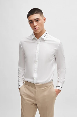 Camisa slim fit con ribetes en cuello y puños