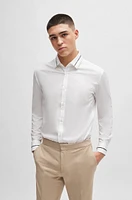 Camisa slim fit con ribetes en cuello y puños