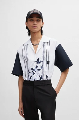 Camisa oversize fit de algodón con estampado flores y cadena