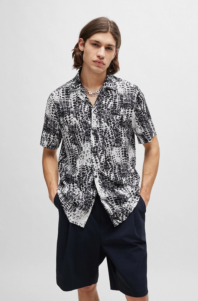 Camisa relaxed fit con estampado abstracto