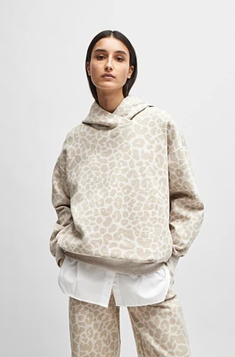 Prenda con capucha NAOMI x BOSS larga en algodón estampado de leopardo