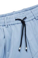 Pantalones relaxed fit con insignia de monograma doble