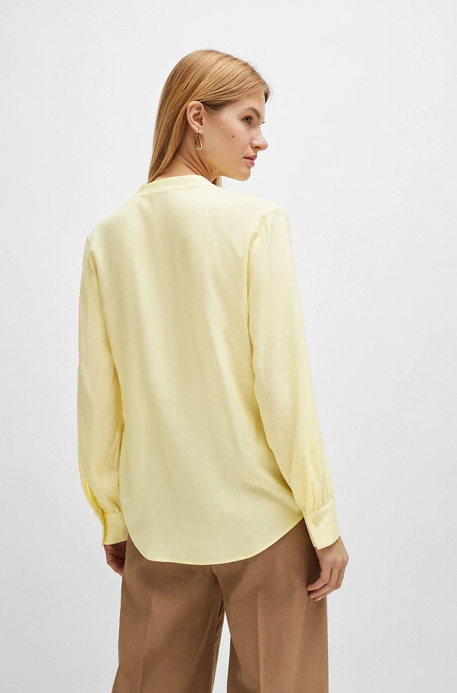 Blusa con escote de muesca en voile ligero