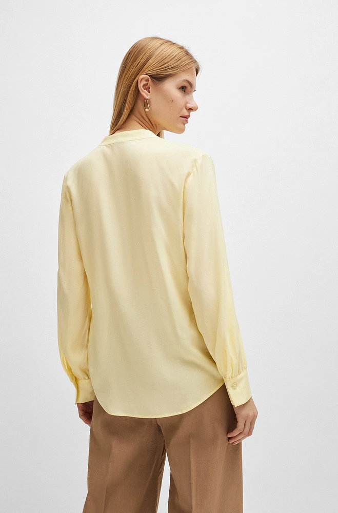 Blusa con escote de muesca en voile ligero