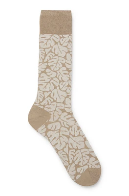 Regular-length new-season socks with leaf pattern
