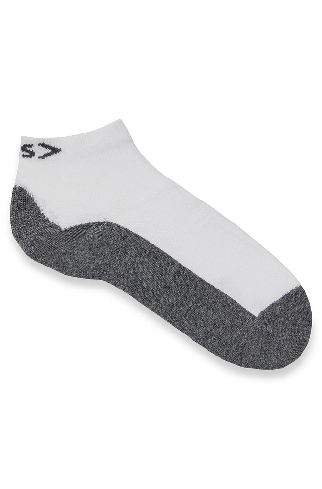 Ankle-length socks with plush sole and cooling function