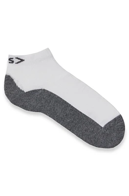 Ankle-length socks with plush sole and cooling function