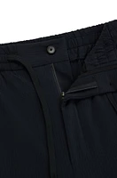 Shorts de sirsaca elástica técnica con cordón en la cintura