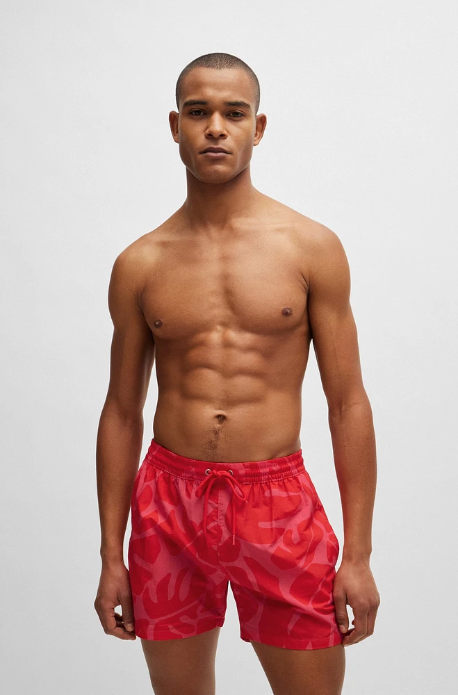 Quick-dry swim shorts with seasonal pattern