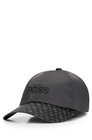 Gorra de satén con logo bordado y visera con monograma