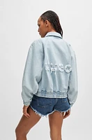 Chaqueta de denim azul con logo en la espalda