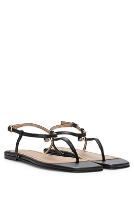 Leather sandals with toe-post detail