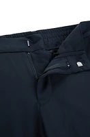 Pantalones slim fit en tejido elástico técnico antiarrugas