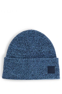 Ribbed beanie hat with contrasting logo label